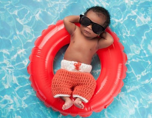 Perlukah Bayi Menggunakan Kacamata Hitam Saat Berjemur?