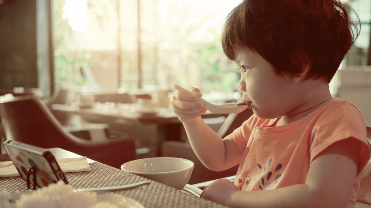 Karantina COVID-19 Bikin Anak Sering Main Gadget, Jangan Merasa Bersalah!