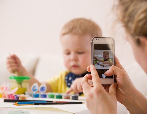 Hai Ibu, Ini Tanda-Tanda Anda Terjangkit Sharenting