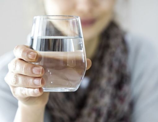 Konsumsi Air dari Gelas Terbuka Semalaman, Amankah?