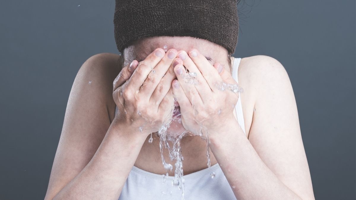 Cuci Wajah Pakai Air Garam, Efektif Hilangkan Jerawat?
