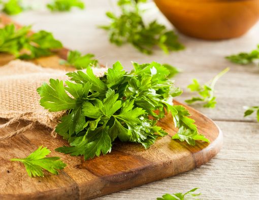 Daun Parsley, si Penghias Makanan, Adakah Gizinya?