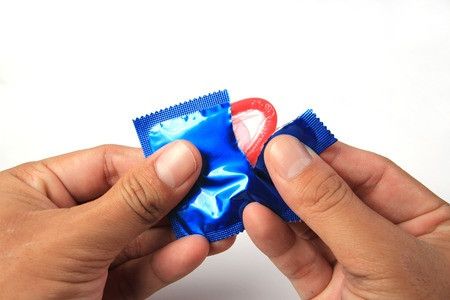 Ini Akibatnya Jika Memakai Kondom Dengan Tergesa-gesa