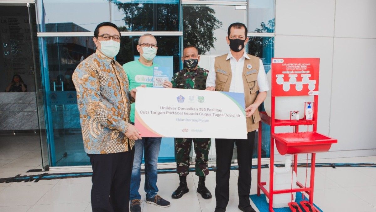 Aksi Unilever Bagikan Fasilitas Cuci Tangan Portable untuk Edukasi COVID-19