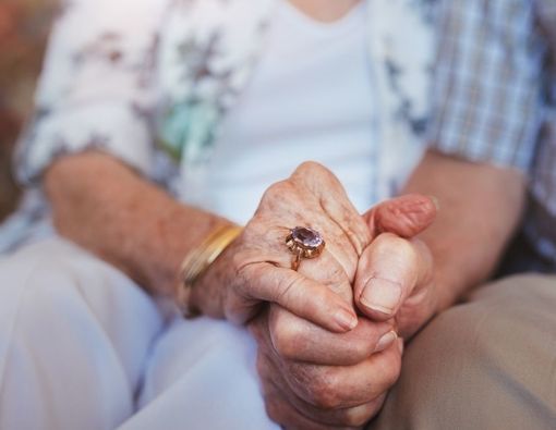 Penyebab Wanita Lansia Enggan Berhubungan Intim