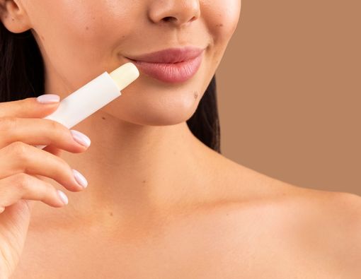 15 Rekomendasi Merk Lip Balm Terbaik untuk Bibir Kering dan Kusam