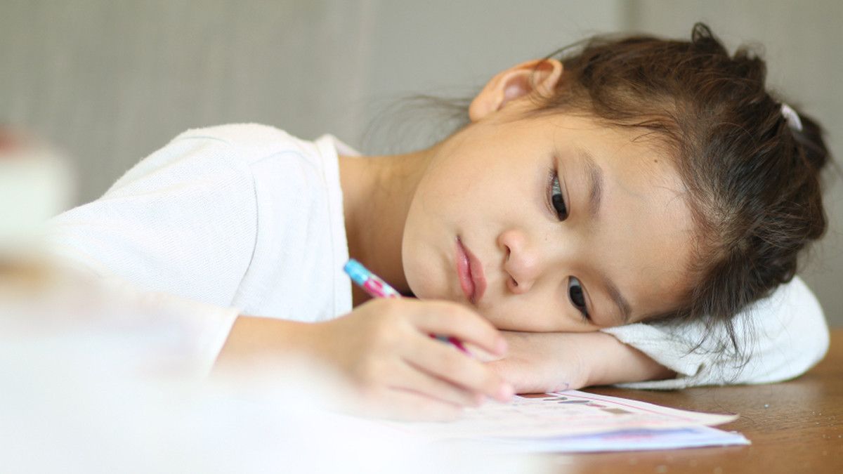 Pilih Sekolah Umum atau Homeschooling untuk Anak Disleksia?