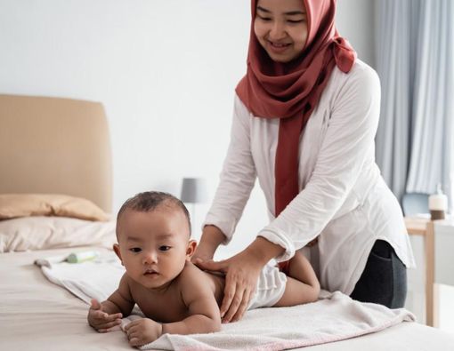 Pijat Bayi untuk Atasi Sembelit, Apakah Ampuh?