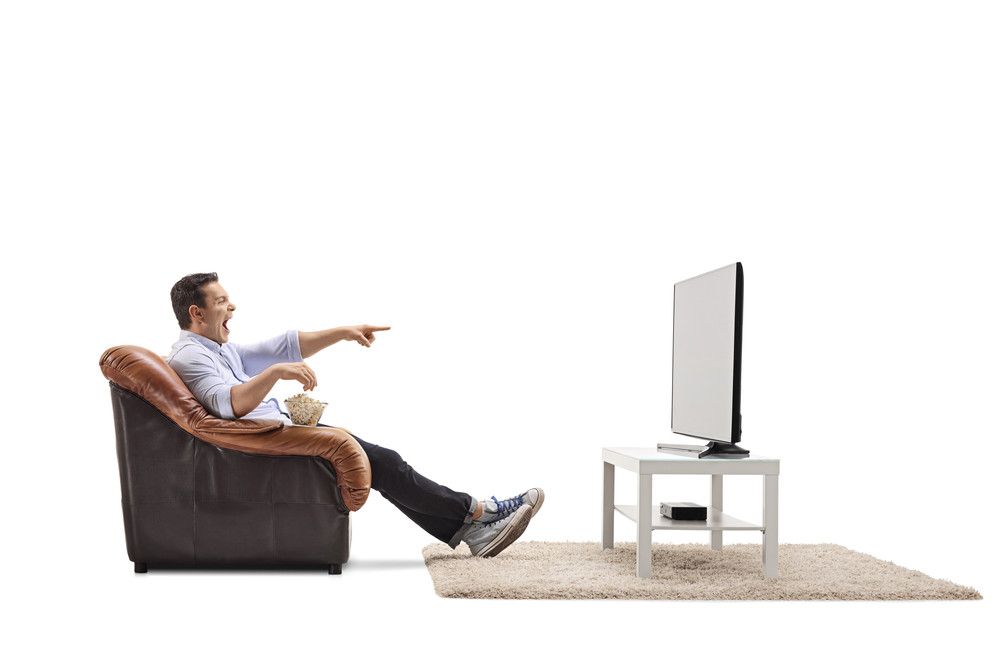 Benarkah Menonton Televisi Terlalu Dekat Bikin Mata Minus?