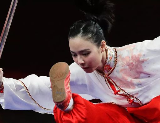 Cara Bangun Tubuh Lentur seperti Atlet Wushu Lindswell Kwok