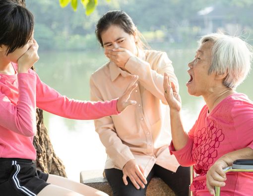 Penyebab Lansia Rentan Alami Bau Mulut