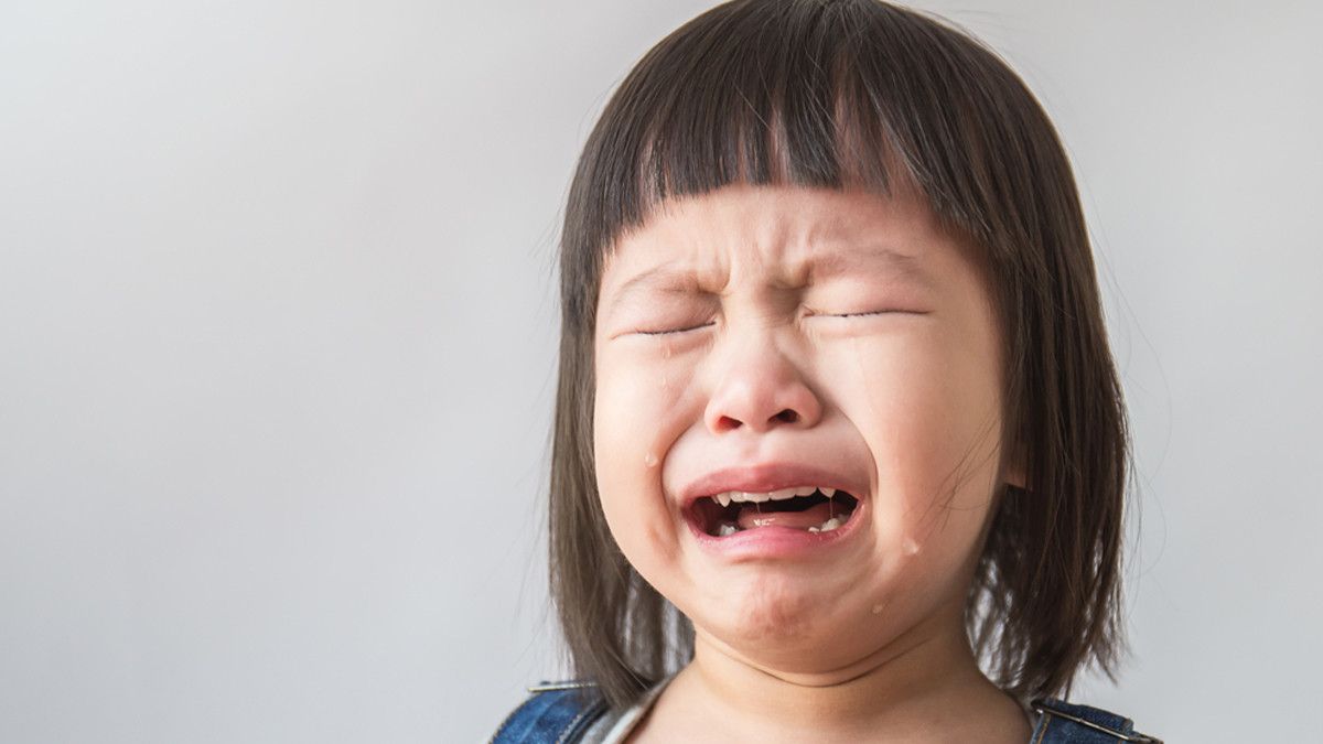 6 Bahaya Jika Sering Melarang Anak Menangis