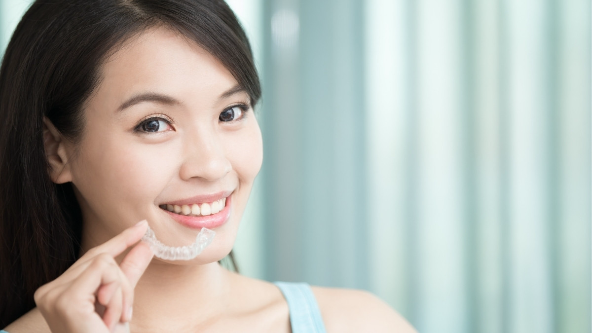 Merapikan Gigi dengan Invisalign atau Kawat Gigi, Ini Bedanya!