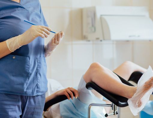 Lebih Akurat Mana, Skrining Kanker Serviks Pap Smear atau IVA?