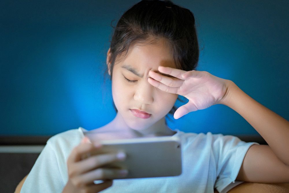 Bahaya Sinar Biru dari Gadget bagi Mata Anda