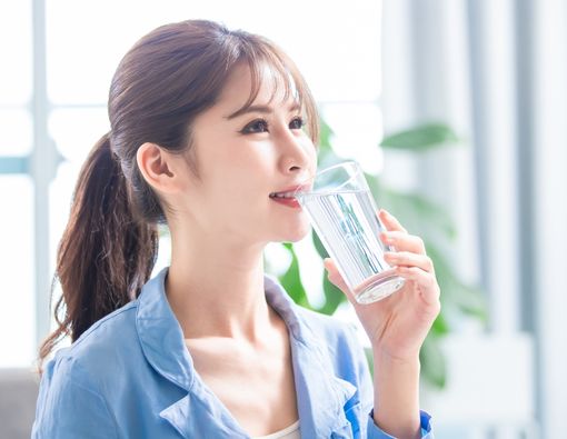 Berapa Banyak Air Putih yang Dibutuhkan Tubuh Manusia Saat Cuaca Panas Ekstrem Melanda?