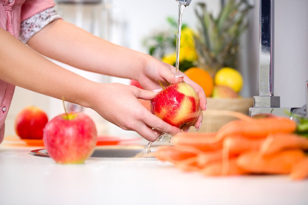 Cuci Buah dan Sayur untuk Cegah Sakit Perut, Efektifkah?