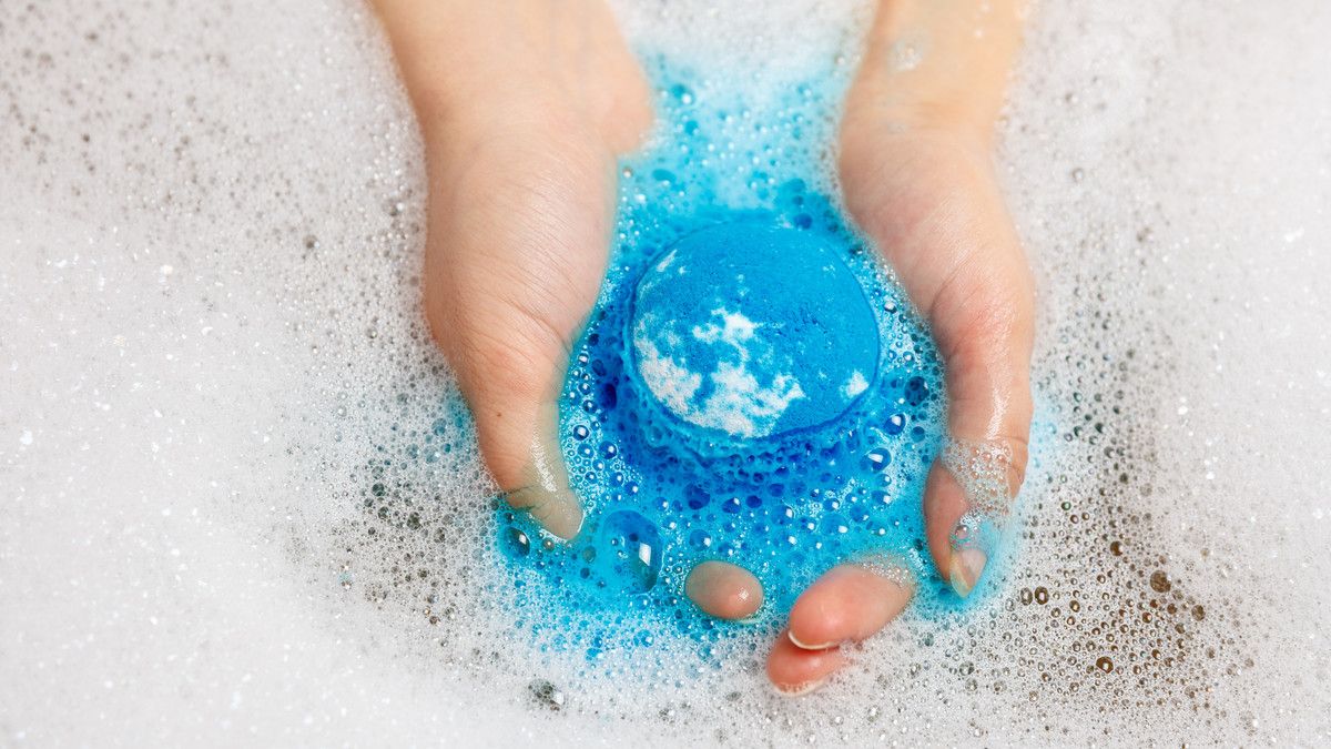 Berendam Pakai Bath Bomb, Amankah untuk Kesehatan Kulit?