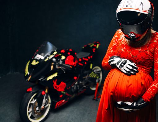 Tips Aman Mengendarai Motor bagi Ibu Hamil