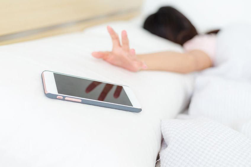 Harus Berapa Jauh Meletakkan Ponsel Dari Tempat Tidur?