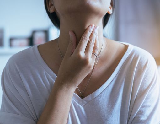 7 Tips Mengatasi Radang Tenggorokan Tanpa Obat