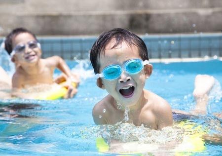 Berenang, Kegiatan Menyenangkan dan Menyehatkan untuk Si Kecil