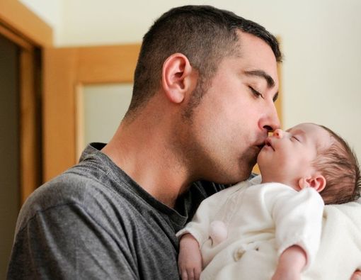 Orangtua Cium Anak di Bibir, Bolehkah?