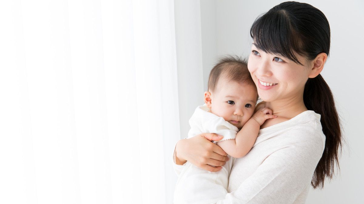 Bunda, Ini Manfaat Menggendong Bayi