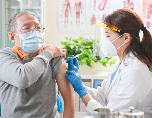 Sudah Vaksin COVID-19, Tetap Jaga Nutrisi Lansia dengan Ini