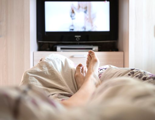 Ini Akibatnya Jika Tidur dengan TV Masih Menyala