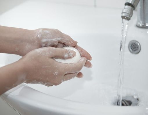 Benarkah Sabun Antibakteri Lebih Baik?