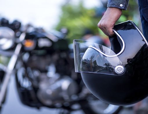 Fakta, Ini Akibatnya Kalau Berbagi Helm dan Jarang Membersihkannya!