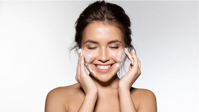 Membersihkan Wajah dengan Metode Double Cleansing, Perlukah?