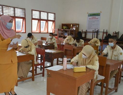 Belum Ada Vaksin COVID-19 Khusus Anak, Amankah Sekolah Tatap Muka?