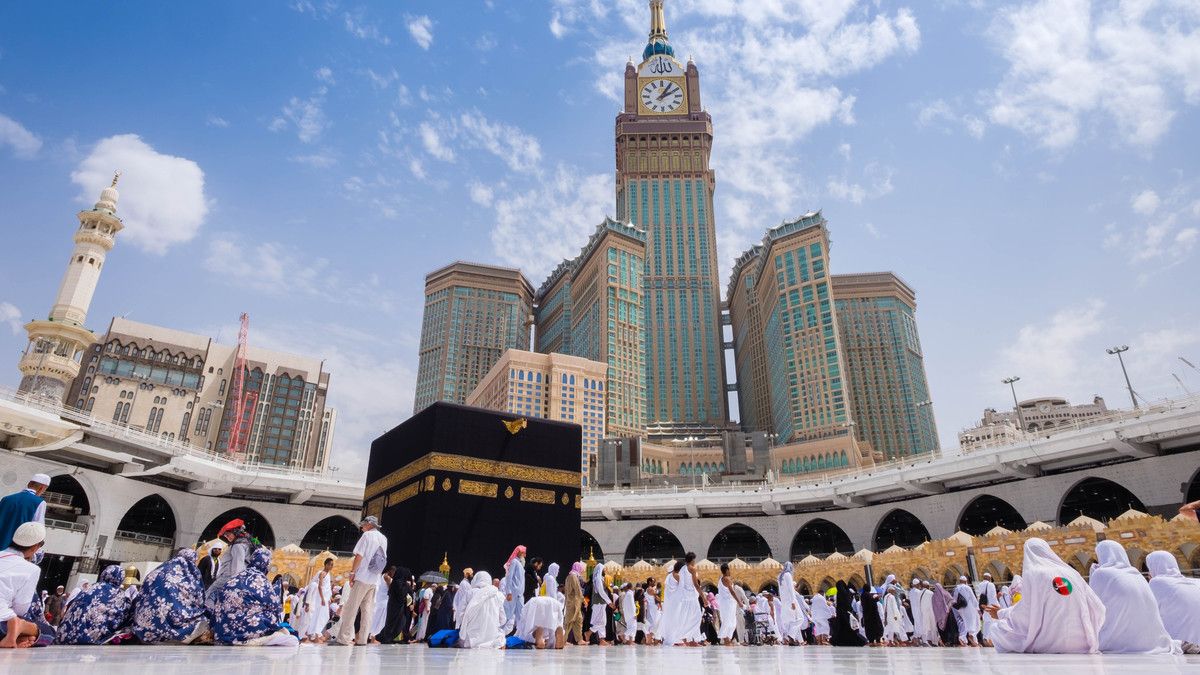 6 Bahaya Tidak Pakai Alas Kaki Saat Ibadah Haji