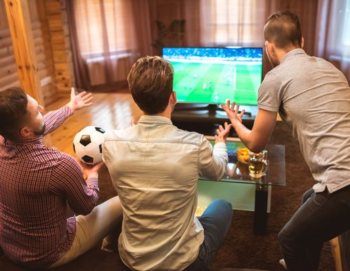 Hobi Begadang Nonton Piala Dunia Bikin Gampang Sakit?