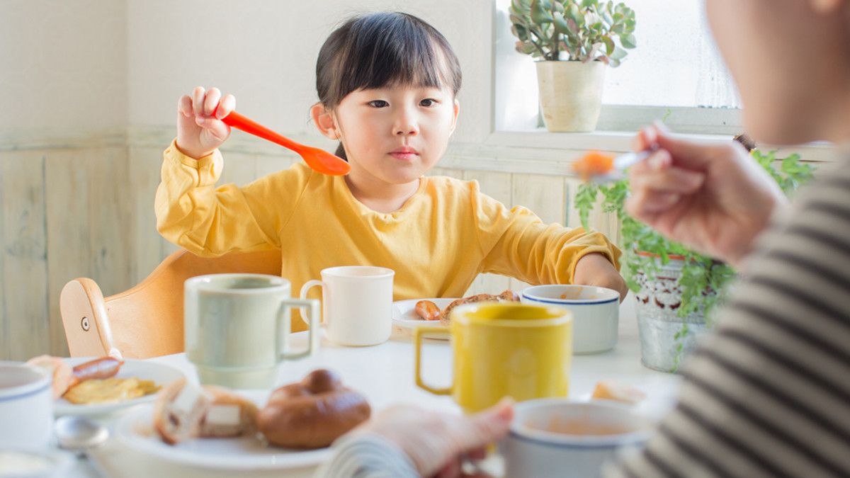 Membangun Kebiasaan Makan yang Baik untuk Anak