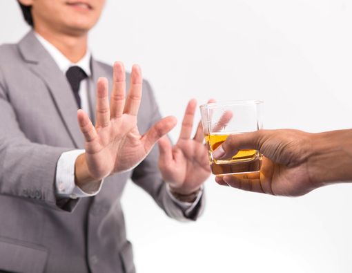 Kiat agar Tak Terpersosok Konsumsi Miras Oplosan