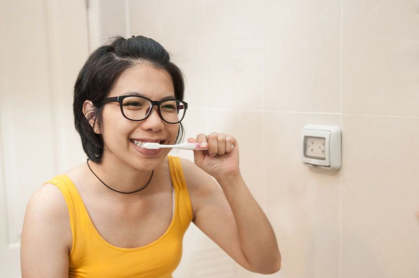 Efek Buruk Menyikat Gigi Terlalu Keras