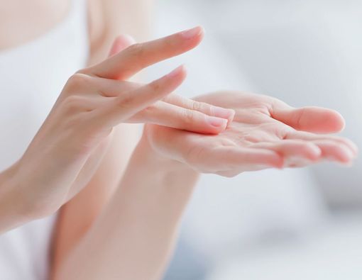 Penyebab dan Cara Jitu Menghaluskan Telapak Tangan Kasar