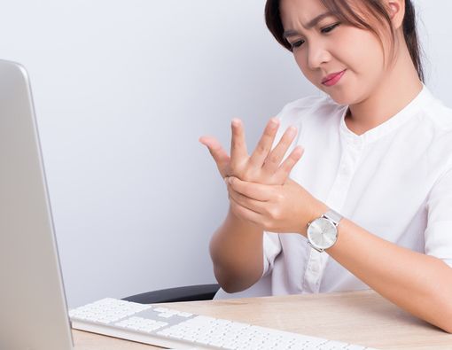 Sering Kebas Kesemutan? Awas Kekurangan Vitamin Neurotropik!