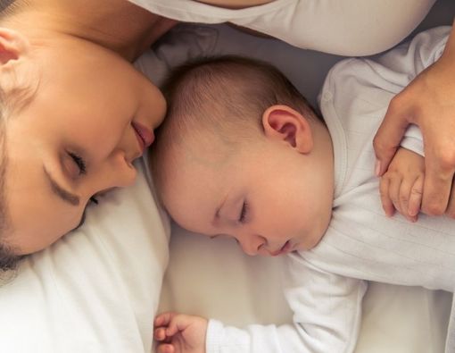 Tips Aman Tidur dengan Bayi Baru Lahir