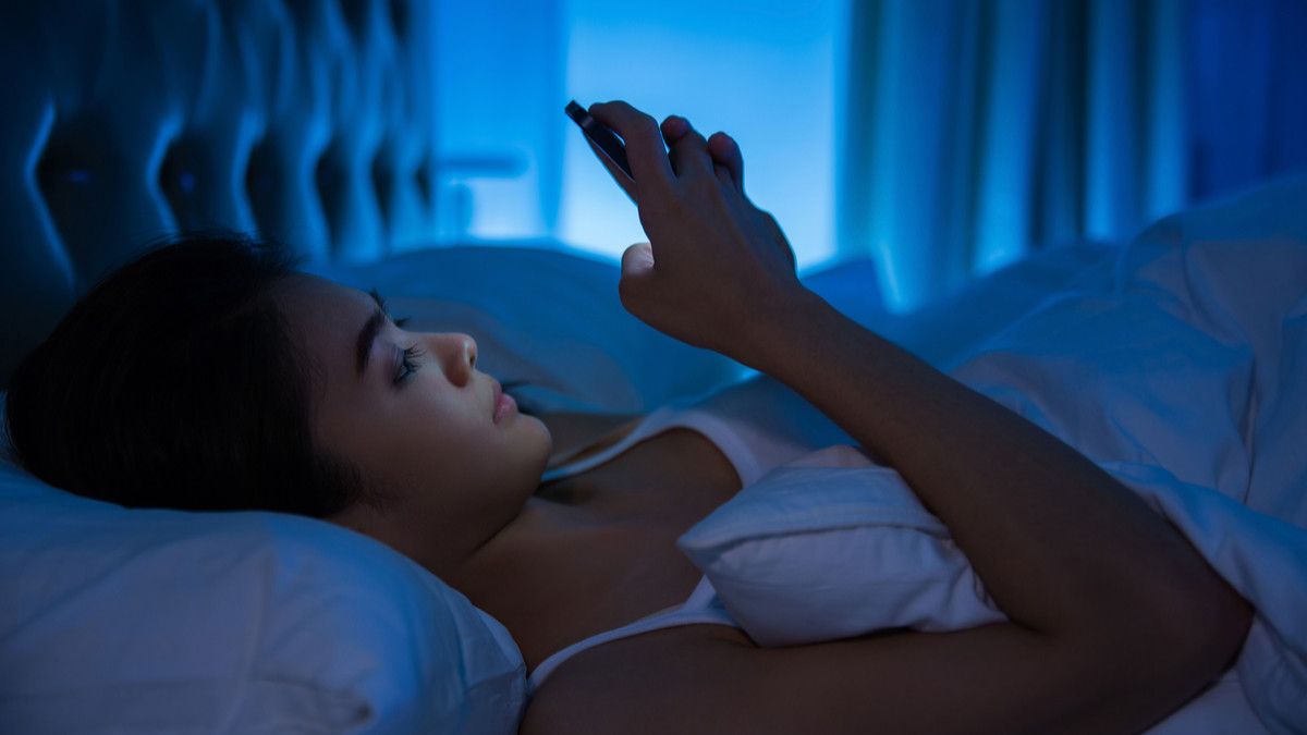 Benarkah Main Ponsel Sebelum Tidur bisa Sebabkan Insomnia?