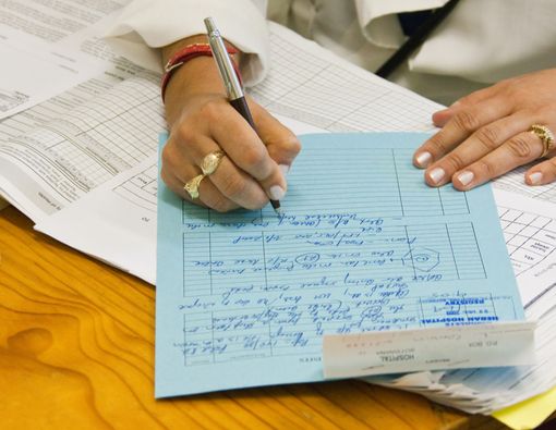 Ini Alasan Kenapa Tulisan Tangan Dokter Susah Dibaca!