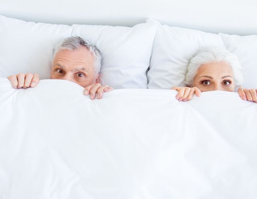 Kiat agar Hubungan Seksual Saat Menopause Tetap Nikmat