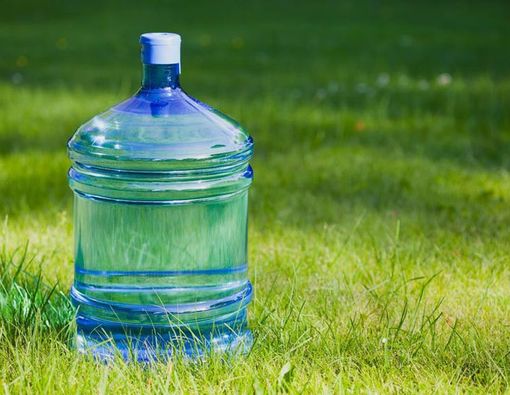 Bahaya di Balik Air Minum Kemasan Galon Isi Ulang