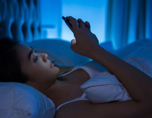 Benarkah Main Ponsel Sebelum Tidur bisa Sebabkan Insomnia?