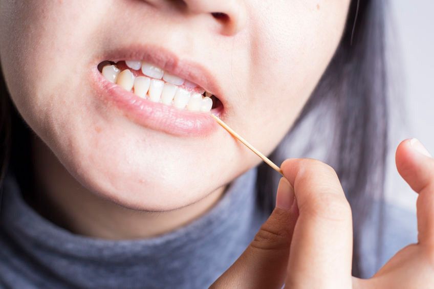 Bahaya Terlalu Sering Menggunakan Tusuk Gigi