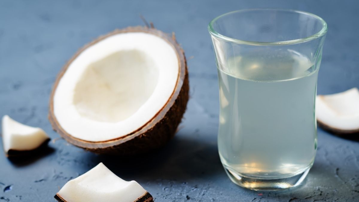 Punya Banyak Manfaat, Bolehkan Bayi Minum Air Kelapa?