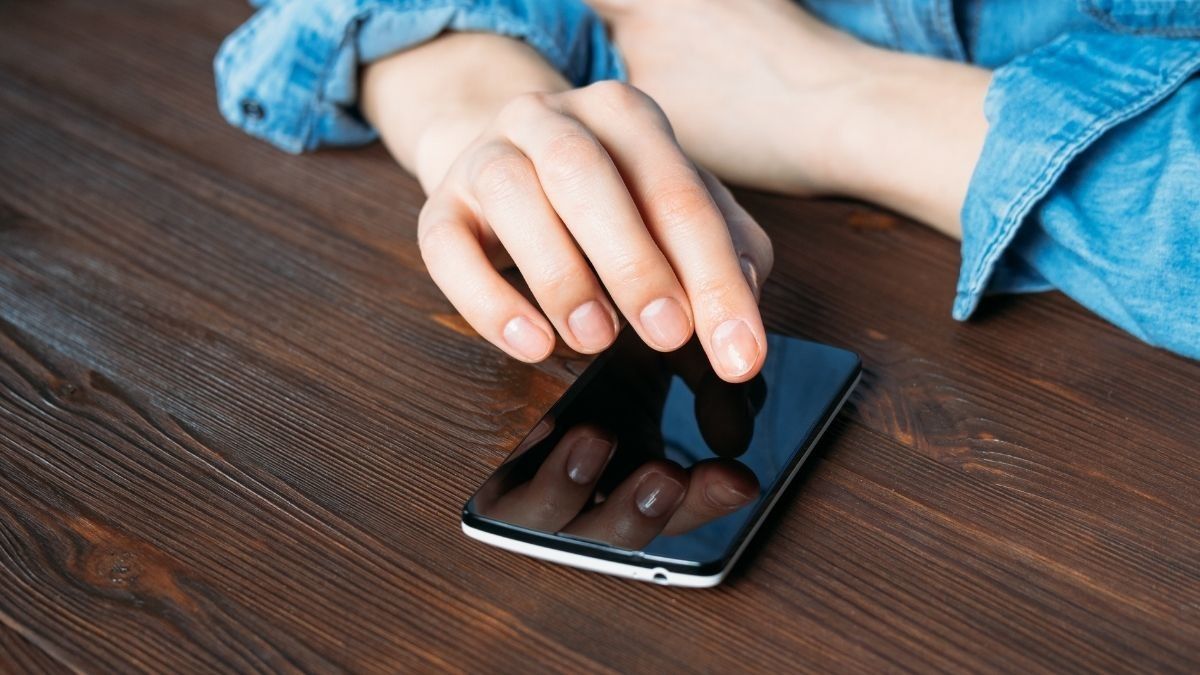 Bolehkah Orangtua Mengecek Isi Ponsel Remaja? Ini Kata Psikolog